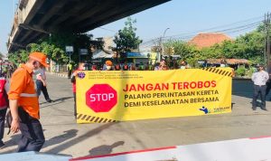 sosialisasi kepada warga bandung agar tidak terobos perlintasan kereta api