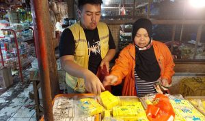 Jelang Nataru, Harga Tempe dan Tahu Dipastikan Akan Murah Pedagang Tahu di Pasar Panorama Lembang tengah Meladeni Pembeli di tengah kabar Aksi Mogok Massal Produksi Tahu dan Tempe