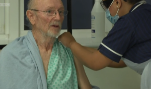 Pria Pertama di Dunia yang Disuntik Vaksin Covid-19 Meninggal Pria Pertama di Dunia yang Disuntik Vaksin Covid-19 Meninggal