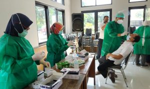 Caption Foto Ilustrasi : Salah seorang ASN Kabupaten Bandung melakukan Swab massal. (Yully S Yulianty/Jabar Ekspres)