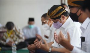 Airlangga Hartarto Ziarah ke Makam Ki Ageng Gribig, Siapakah Beliau? Airlangga Hartarto Berdoa di depan makam ulama besar Ki Ageng Gribig