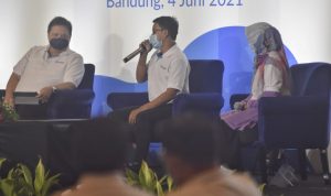 Airlangga-Hartarto-dengan-Alumni-Kartu-Prakerja