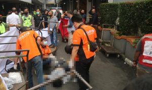 Pria Misterius Ditemukan Tewas di Pelataran Parkir Kings Plaza, Warga Menduganya Bunuh Diri Pria Misterius Ditemukan Tewas di Pelataran Parkir Kings Plaza, Warga Menduganya Bunuh Diri