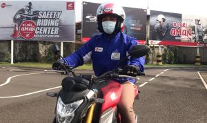 Posisi kedua tangan pada bagian sikut sedikit menekuk ketika sedang berkendara dan jari tangan tidak standby pada handle rem depan atau belakang