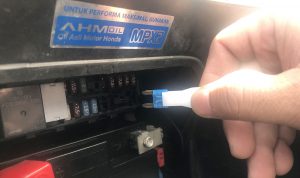 Sekring tancap yang terpasang pada salah satu sepeda motor Honda, jenis sekring ini banyak digunakan pada kendaraan modern.