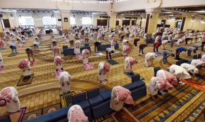 Kerajaan Arab Saudi Menutup 1.672 Masjid Semenjak Penularan Covid-19 Meningkat Dalam file foto yang diambil pada 31 Mei 2020 ini, jamaah Muslim Saudi mengamati jarak aman saat mereka melakukan salat Zuhur di masjid Al-Rajhi di ibu kota Riyadh. foto berkas AFP