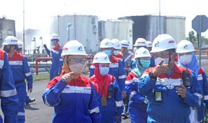 Direktur Utama PT Pertamina (Persero), Nicke Widyawati memantau langsung penanganan paska insiden kebakaran di area tangki penyimpanan di Kilang Cilacap