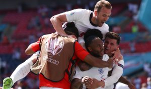 Para pemain tim nasional Inggris berselebrasi seusai membobol gawang lawan. (@England/Twitte)