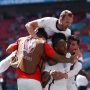 Para pemain tim nasional Inggris berselebrasi seusai membobol gawang lawan. (@England/Twitte)