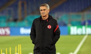 Euro 2020: Lawan Italia, Turki Busung Dada Pelatih Turki, Senol Günes. (@MilliTakimlar /Twitter)