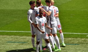 Euro 2020: Sterling Bertuah, Tiap Cetak Gol, Inggris Tak Pernah Kalah Raheem Sterling berselebrasi seusai membobol gawang lawan. (@England/Twitter)