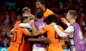 Para pemain tim nasional Belanda berselebrasi seusai membobol gawang Ukraina. (@OnsOranje/Twitter)