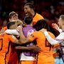 Para pemain tim nasional Belanda berselebrasi seusai membobol gawang Ukraina. (@OnsOranje/Twitter)
