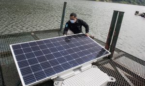 PLTS Terapung Waduk Cirata: Investasi Jumbo, Minim Sosialisasi MEGA PROYEK: Petugas memeriksa panel surya terapung sebelum peresmian Pembangunan pertama PLTS Terapung Cirata di kawasan Waduk Cirata. (ANTARA)