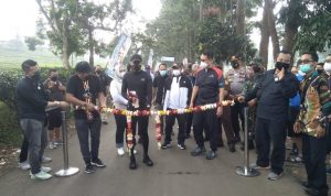 KCIC Kucurkan CSR untuk Perbaikan Jalan MULAI DIBANGUN: Plt Bupati Hengki Kurniawan saat meresmikan perbaikan jalan yang bersumber dari CSR PT KCIC, kemarin.