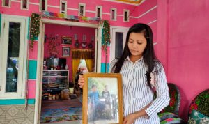 Fitri Putri sematawayang yang harus kehilangan ayah tercinta