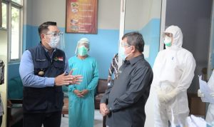 Gubernur Jabar Ridwan Kamil berdiskusi dengan Bupati Garut di RSUD Kabupaten Garut