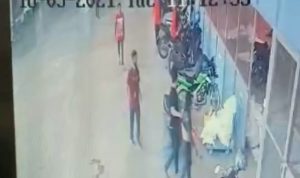 Pite Tewas Diduga Dianiaya di Dalam Gudang Ekspedisi si Cepat Kota Bandung, Keluarga Korban Minta Kasus Diungkap Hasil Screenshoot kasus penganiayaan dari rekaman CCTV komplek gudang SI Cepat