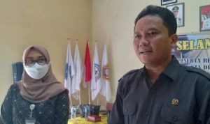 Anggota DPRD Kabupaten Sumedang dari dapil 5 Fraksi Golkar, Asep Kurnia (kanan) didampingi Account Representative Khusus BPJS Ketenagakerjaan Cabang Sumedang, Anis (kiri) usai lakukan Reses di Desa Hegarmanah, Kecamatan Jatinangor, Kabupaten Sumedang, beberapa waktu lalu.
