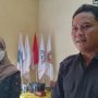 Anggota DPRD Kabupaten Sumedang dari dapil 5 Fraksi Golkar, Asep Kurnia (kanan) didampingi Account Representative Khusus BPJS Ketenagakerjaan Cabang Sumedang, Anis (kiri) usai lakukan Reses di Desa Hegarmanah, Kecamatan Jatinangor, Kabupaten Sumedang, beberapa waktu lalu.