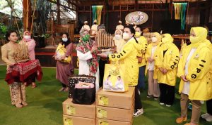 Dukung Pekerja Seni, Ikatan Istri Partai Golkar Berikan Bantuan pada Saung Angklung Udjo Dukung Pekerja Seni, Ikatan Istri Partai Golkar Berikan Bantuan pada Saung Angklung Udjo