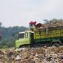 Aktivitas penurunan sampah dari truk pengangkut ke area TPA Sarimukti.