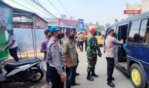 Polsek Dayeuhkolot bersama Koramil Dayeuhkolot membagikan masyarakat kepada para pengendara, di wilayah Kecamatan Dayeuhkolot, Kabupaten Bandung, Jumat (11/6).