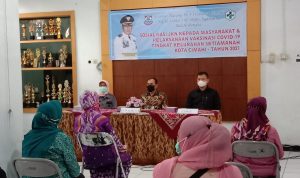 200 Kuota, Target Vaksinasi Lansia di Setiamanah Cimahi Beberapa warga setelah disuntik vaksin ada yg mengikuti kegiatan sosialisasi JKN, Kelurahan Setiamanah, Jumat (11/6). (Intan Aida/Jabar Ekspres)