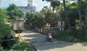 Tumpukan Sampah di Bantaran Sungai Cijalupang, Merusak Lingkungan dan Melanggar Hukum