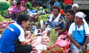 Petugas BRI sedang menjelaskan kepada para pedagang tentang penyaluran kredit mikro