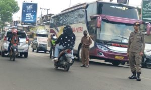 Situasi wilayah Kecamatan Jatinangor, Kabupaten Sumedang saat tim gabungan lakukan operasi Yustisi di depan kantor kecamatan pada Rabu (5/5) lalu. Yanuar Baswata