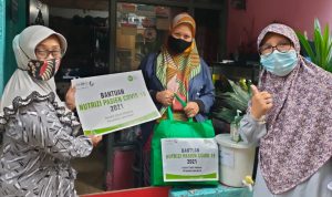 Tim IZI Jabar menyambangi rumah warga yang sedang jalni Isolasi Mandiri (Isoman) di Kelurahan Cikutra.