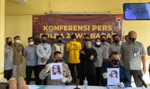 Kabid Humas Polda Jabar, Kombes Erdi A Chaniago tengah ekspos pelaku berinisial DK, 40, yang mengaku Wanita di Facebook
