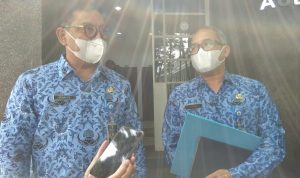 Kepala Bidang Pengembangan dan Pendapatan Daerah (BAPENDA) Kota Bandung, Lindu Prarespati (Kanan) dan Sekretaris Bapenda Henryco A Sapiie (Kiri)