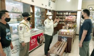 Kepala Satpol PP Jabar M. Ade Afriandi memberikan himbauan secara langsung kepada pelaku uasaha.