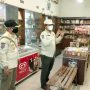 Kepala Satpol PP Jabar M. Ade Afriandi memberikan himbauan secara langsung kepada pelaku uasaha.