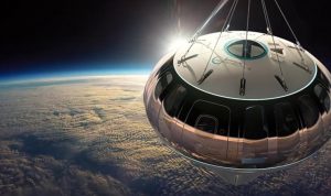 Konsepsi seorang seniman menunjukkan kapsul Spaceship Neptunus selama tur stratosfer Perspektif Luar Angkasa
