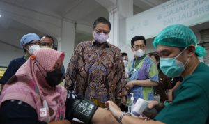 Kunjungi Sentra Vaksinasi Serviam, Airlangga ingatkan Masyarakat Jangan Abaikan Prokes
