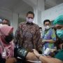 Kunjungi Sentra Vaksinasi Serviam, Airlangga ingatkan Masyarakat Jangan Abaikan Prokes