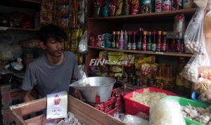 Pedagang sembako saat menata barang dagangan di Pasar Kebayoran Lama, Jakarta, Rabu (9/6). Pemerintah berencana mengenakan pajak pertambahan nilai (PPN) untuk sembako. Hal itu tertuang dalam draft RUU Perubahan Kelima Atas Undang-undang Nomor 6 Tahun 1983 tentang Ketentuan Umum dan Tata Cara Perpajakan (KUP). (Issak Ramdhani / fin.co.id)