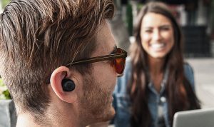 Penggunaan Earbuds di kalangan anak muda sebagai gaya baru.