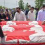 Peti mati yang dibungkus bendera itu dibawa saat pemakaman keluarga Afzaal di Islamic Center of Southwest Ontario, di London, Ontario, Kanada pada 12 Juni 2021. (REUTERSAlex Filipe)