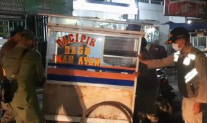Petugas Satpol PP Kabupaten Bandung menertibkan pedagang yang membandel
