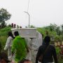 Petugas pemkanan TPU Cikadut sedang menggotong peti Jenazah