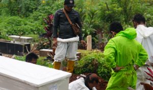 Tempat Pemakanan Khusus Covid-19 Cikadut Sediakan 5 sampai 7 Lubang Kubur Per Harinya Proses Pemakanan JEnazah Covid-19 di TPU Cikadut