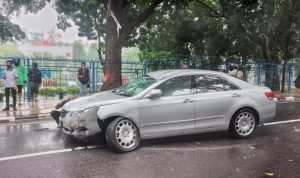 Sedang Camry Terbalik di Jalan Tamansari Kota Bandug, Ada Apa? Sedan Camry yang terbalik sudah kembalikan posisinya atas bantuan warga