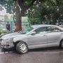 Sedan Camry yang terbalik sudah kembalikan posisinya atas bantuan warga