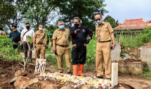 Waki Wali Kota Bandung Yana Mulyana dan Kadistaru meninjau kondisi TPU Cikadut