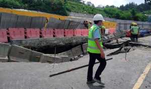 Petugas KCIC saat sedang memperbaiki ruas jalan Padalarang-Purwakarta yang amblas.