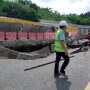 Petugas KCIC saat sedang memperbaiki ruas jalan Padalarang-Purwakarta yang amblas.